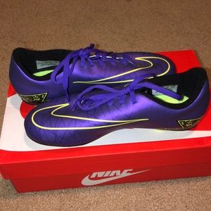 Nike youths soccer cleats brand new